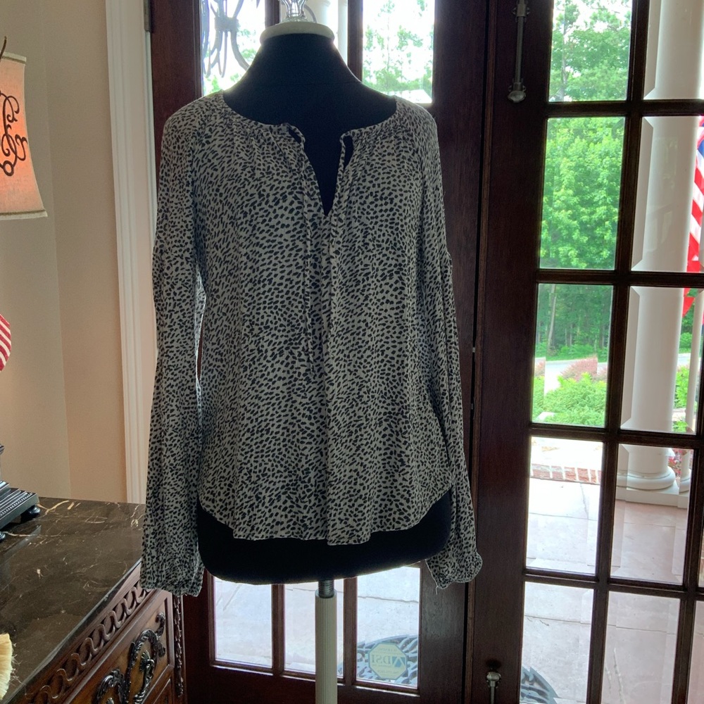 Beautiful ballon sleeve rayon top with closure